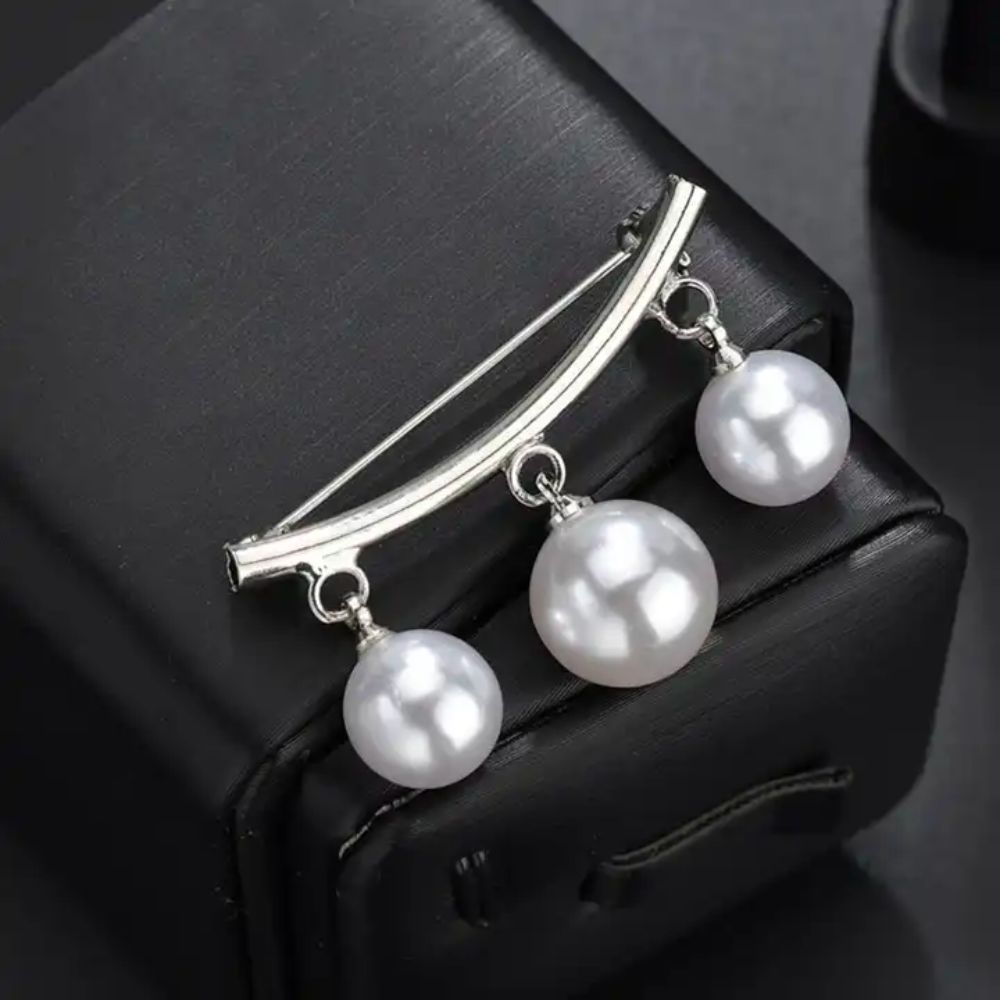 CARDIGAN BROOCH PEARLS