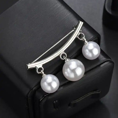 CARDIGAN BROOCH PEARLS