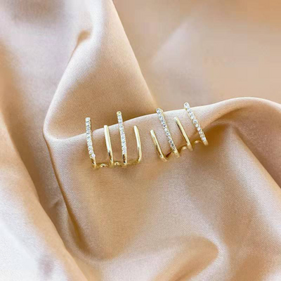 GLITTERY CLAW EARRINGS (PAIR)