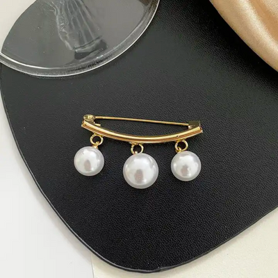CARDIGAN BROOCH PEARLS