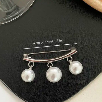 CARDIGAN BROOCH PEARLS