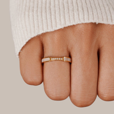 Elegance and Timeless Ring with Crystal
